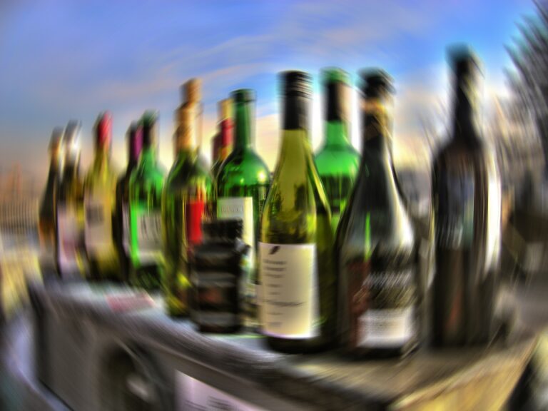 Cerca de 20% das pessoas consomem pelo menos seis doses de alcool na mesma ocasião. (imagem: Pixabay